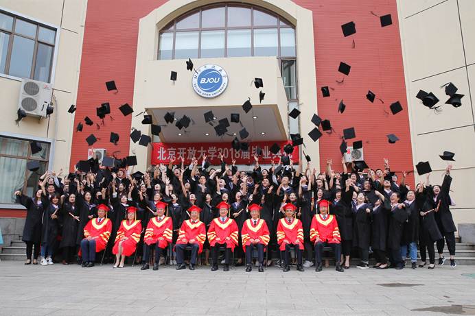 说明: E:\官网华球平台\校内主网站\2018.7.12毕业典礼\2018.7.12华球平台毕业典礼照片\_07W0879.jpg