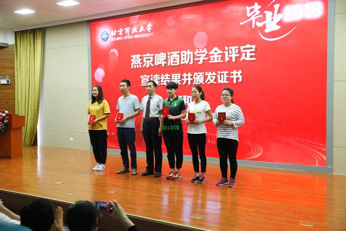 说明: E:\官网华球平台\校内主网站\2018.7.12毕业典礼\2018.7.12华球平台毕业典礼照片\_07W0634.jpg