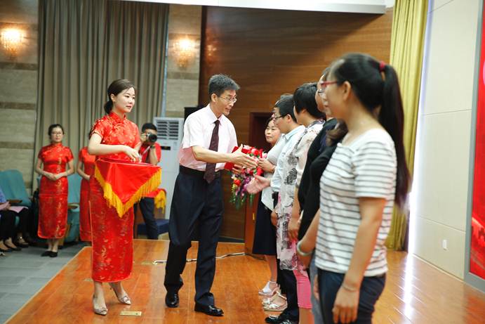 说明: E:\官网华球平台\校内主网站\2018.7.12毕业典礼\2018.7.12华球平台毕业典礼照片\_07W0674.jpg