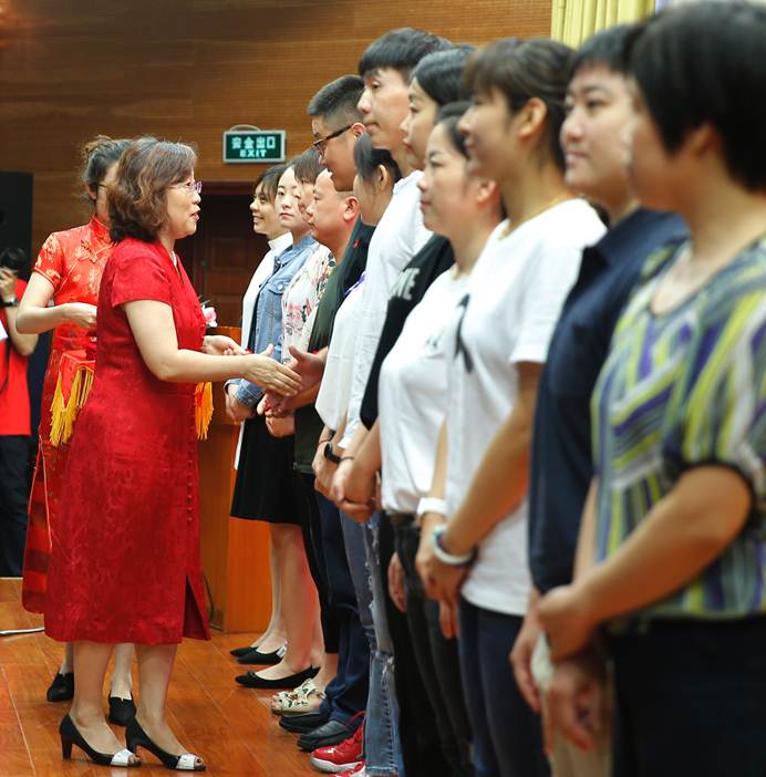 说明: E:\官网华球平台\校内主网站\2018.7.12毕业典礼\_07W0645_副本.jpg