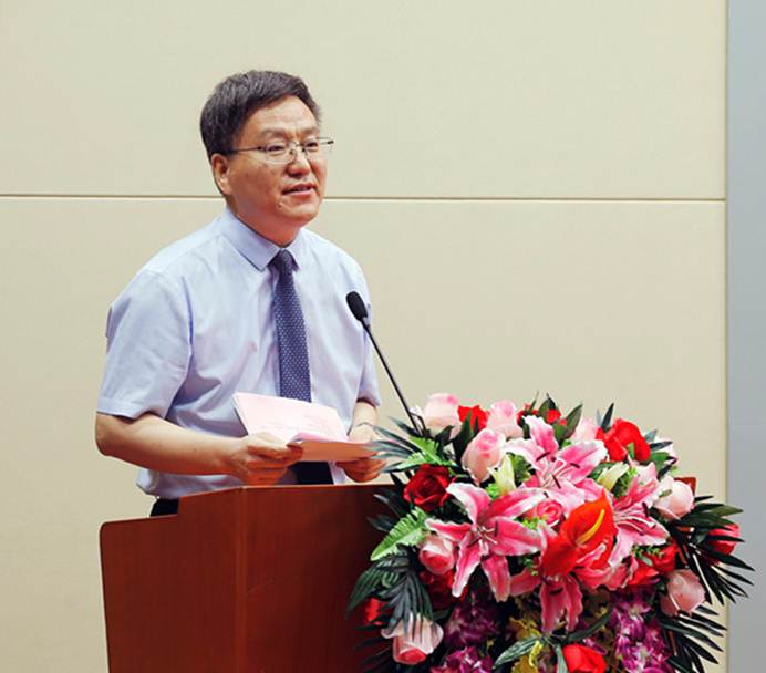 说明: E:\官网华球平台\校内主网站\2018.7.12毕业典礼\_07W0706_副本.jpg