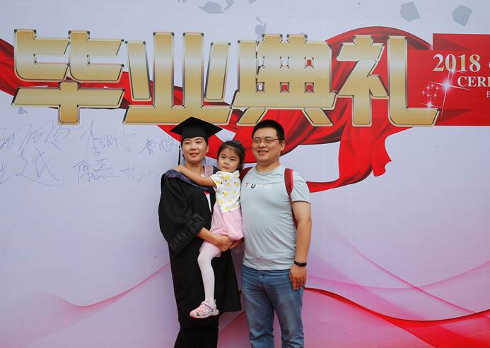 说明: E:\官网华球平台\校内主网站\2018.7.12毕业典礼\_07W0469.jpg